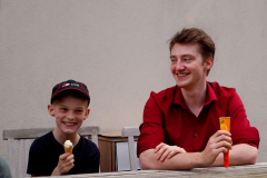 Beim Hackfest von Open Project im April 2018 gab es auch Eis pausen. Auf dem Bild sieht man Manuel Hummler und Elias Hirsch beim Eis essen nach dem Workshop in Pfaffenhofen.