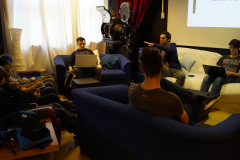 Daniel Lichtenstern hält einen kurzen Workshop bei dem Hackfest im April 2018 in Pfaffenhofen an der Ilm.